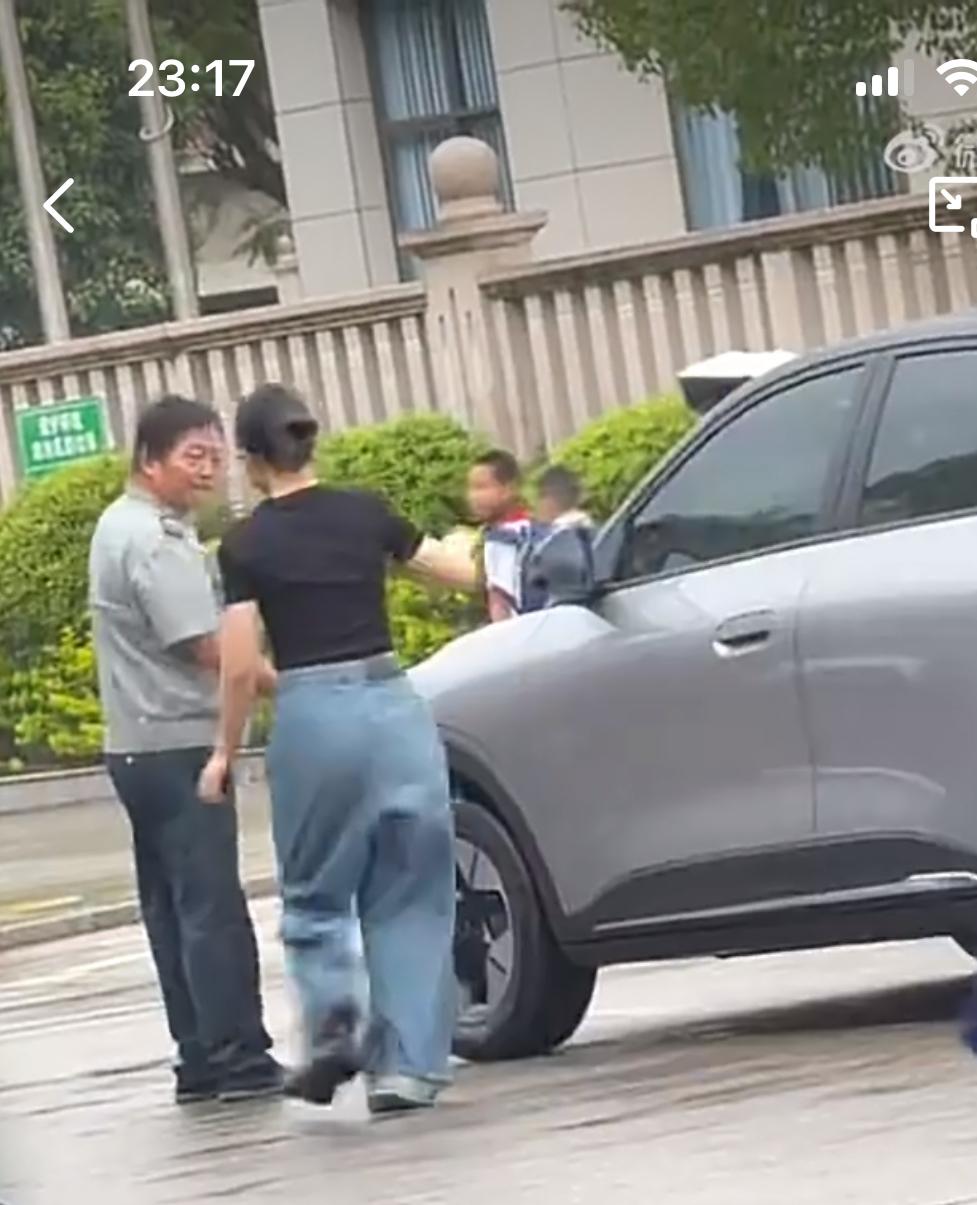 这个福建三明的小仙女踢了保安大哥一脚，保安大哥抬手就是一巴掌。听到啪的一声，直接