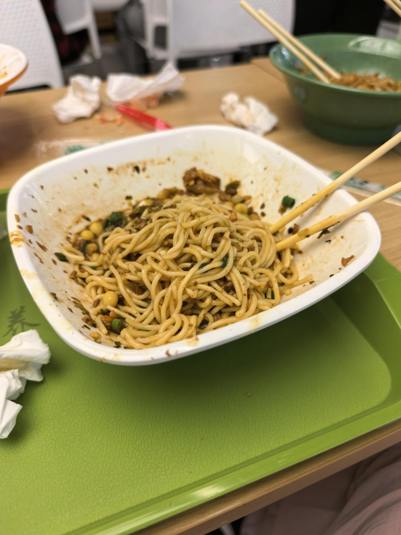 南方的面食，都是碱水面，最大的特点就是看着很有食欲，比如豌豆杂面，豌豆，青菜，花