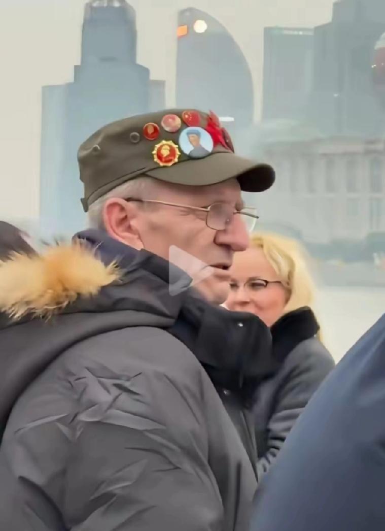 一位美国大兵，到上海外滩旅游。帽子上别了好多毛泽东主席的徽章。据说是在抗美援朝战