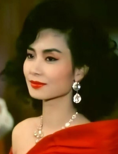 1982年，赌王何鸿燊对19岁的邝美云说：靓女，有没有兴趣做我的姨太太呀？话音刚