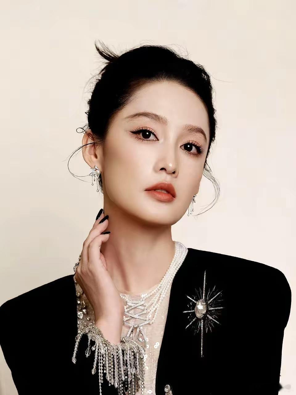 李沁可能又要爆一部！​她亲口承认在谈芒果台新剧《人生路上》。​导演丁梓光，就是拍