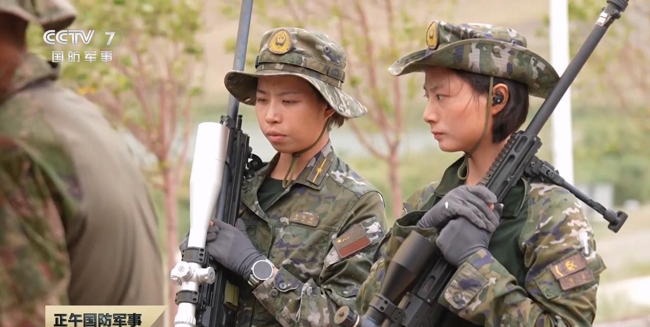 参加“锋刃-2025”国际狙击手射击竞赛的黄雅琼和陈玉，她们都来自中国武警猎鹰突