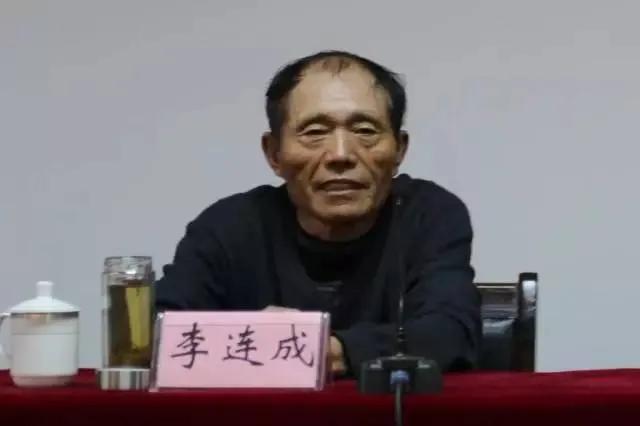 村官李连成一上任就为村里办了三件事：第一件事将自家价值200多万元的纸厂作价68
