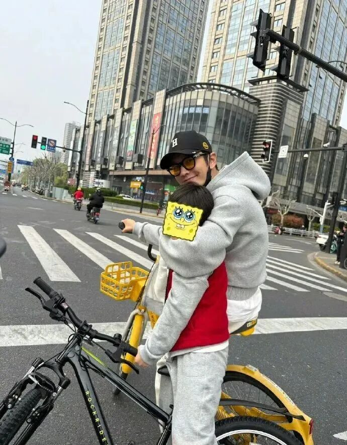 黄晓明突然晒照！网友：快停！违法了