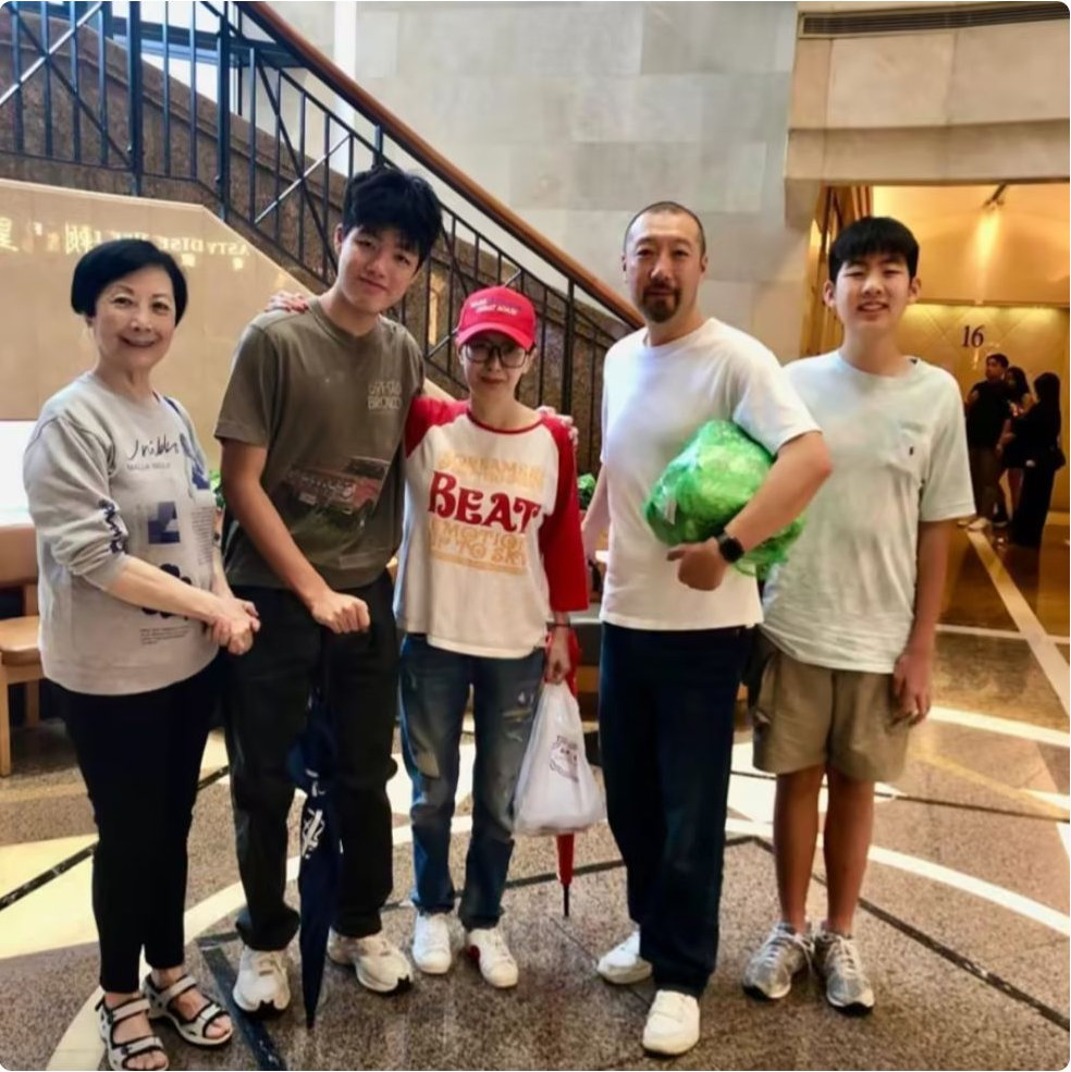 陈慧琳全家福罕曝光，俩儿子长得像父亲，14岁次子身高超过母亲