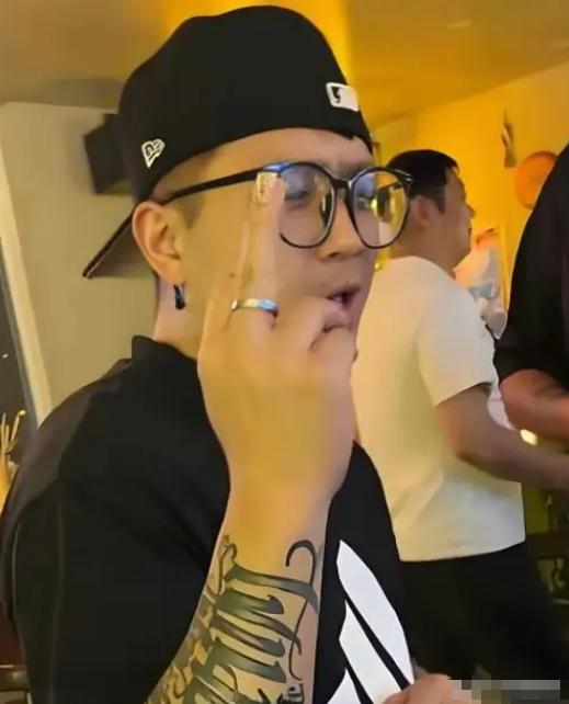 有网友偶遇爆料，在街上认出宋喆并追着问还跟马蓉联系没。这哥们直接竖了根中指，态度