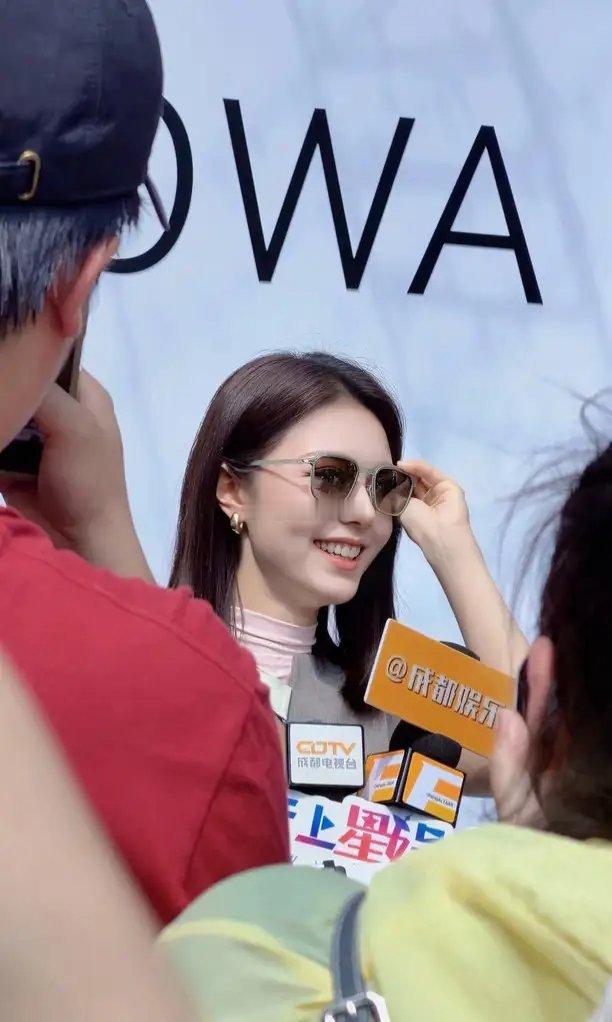 赵今麦成都出席品牌活动，灰马甲配短裙套装，内搭浅粉打底，黑长直配清透妆，笑容甜美