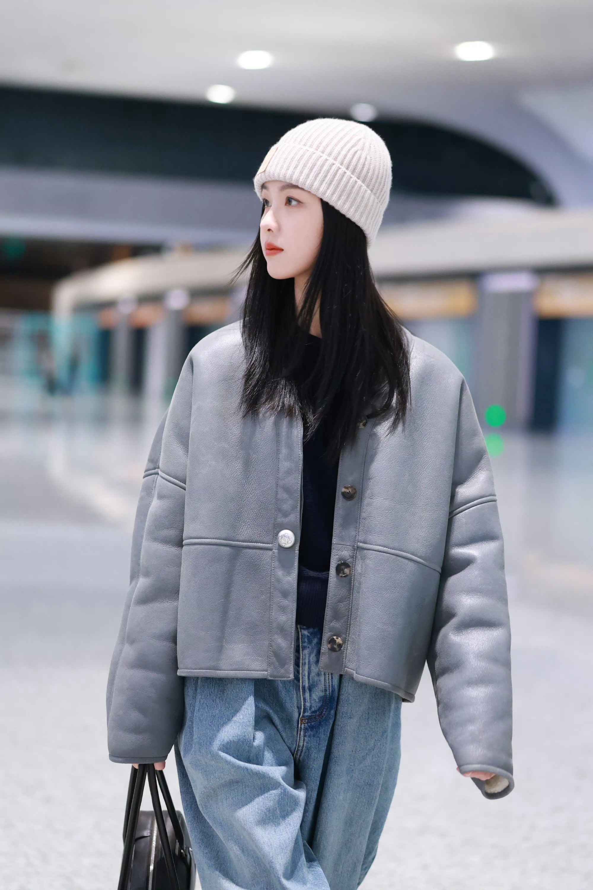 陈都灵这身造型好酷啊出行注意安全，一路平安[送花花