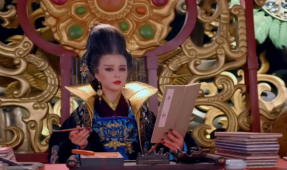 695年，72岁武则天宣32岁薛怀义共度良宵。薛怀义沐浴更衣后，小跑去寝宫，他看
