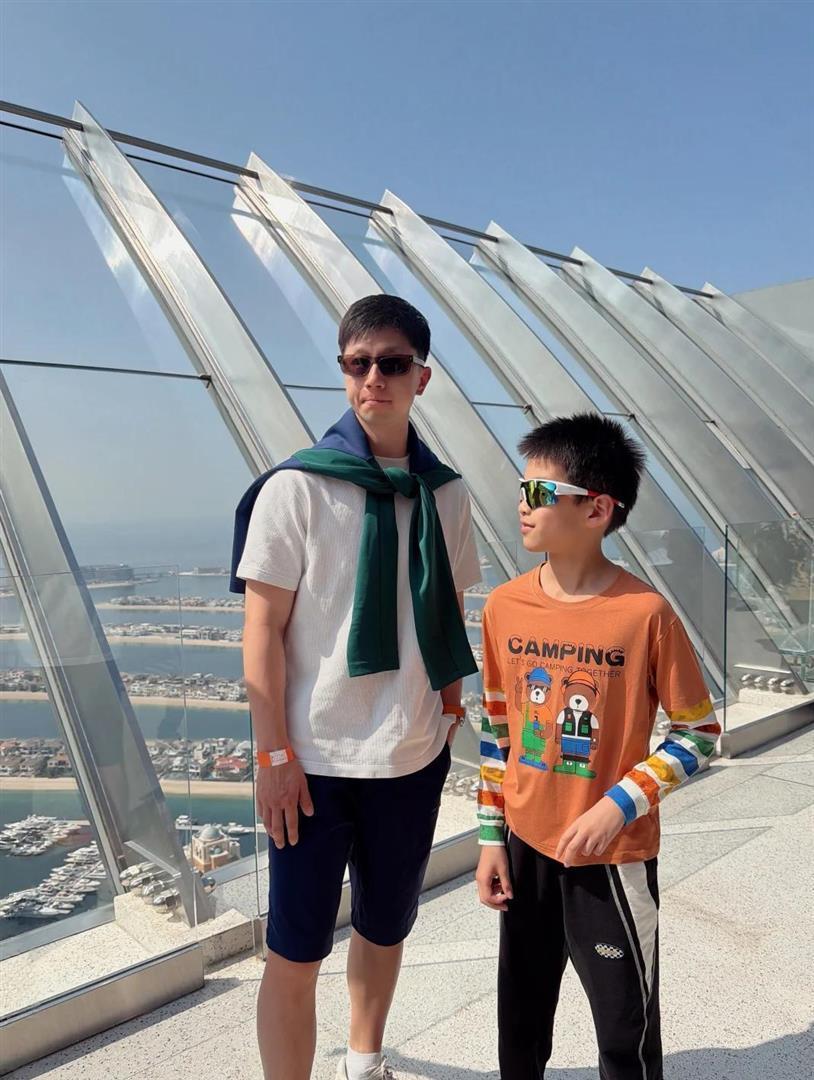 马龙一家四口现身新加坡街头，夏露剪短发穿傣族服饰，越来越漂亮了​