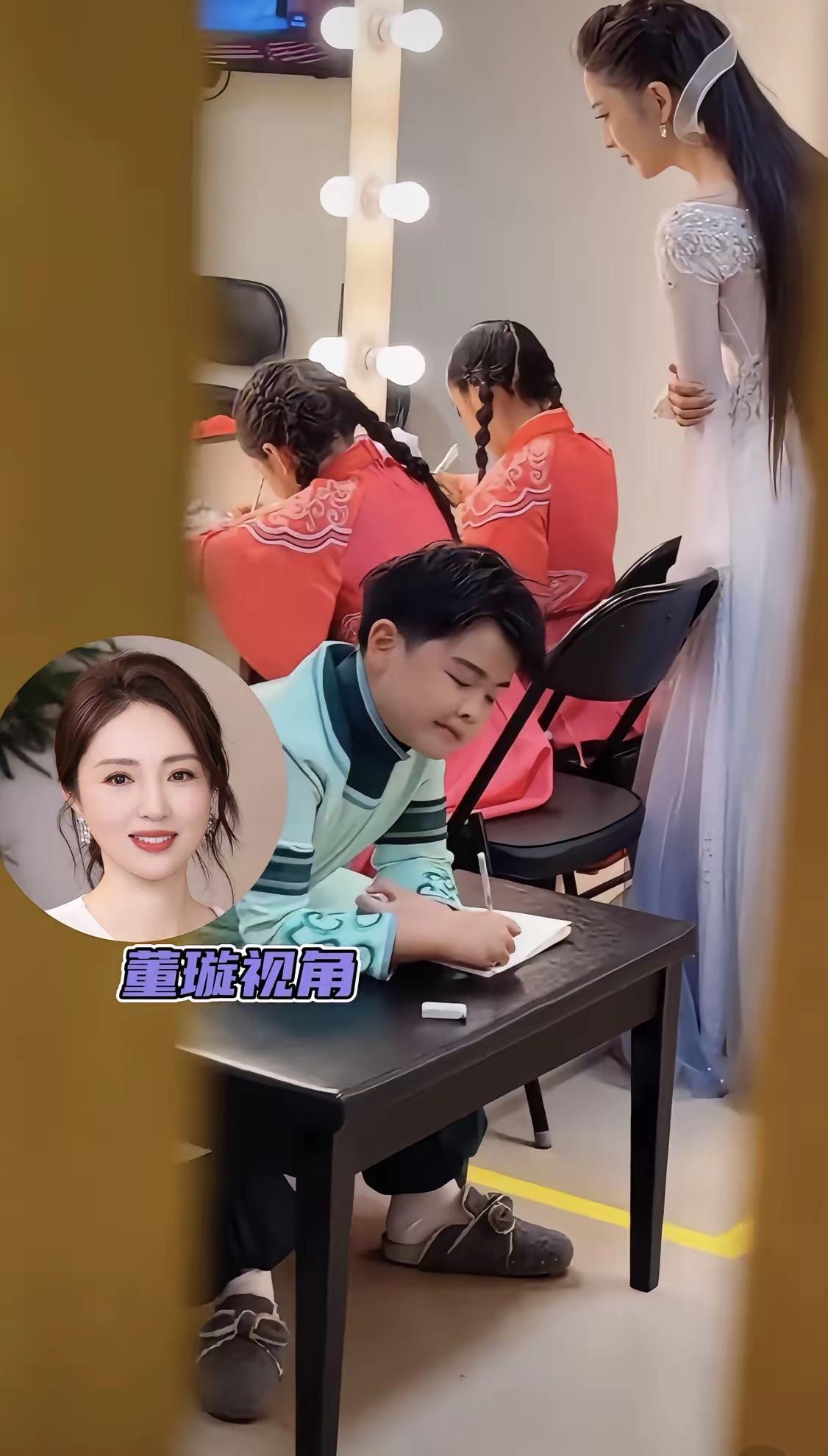 佟丽娅辅导儿子和董璇女儿小酒窝做作业，一个细节证明她对小酒窝是真好！佟丽娅表演