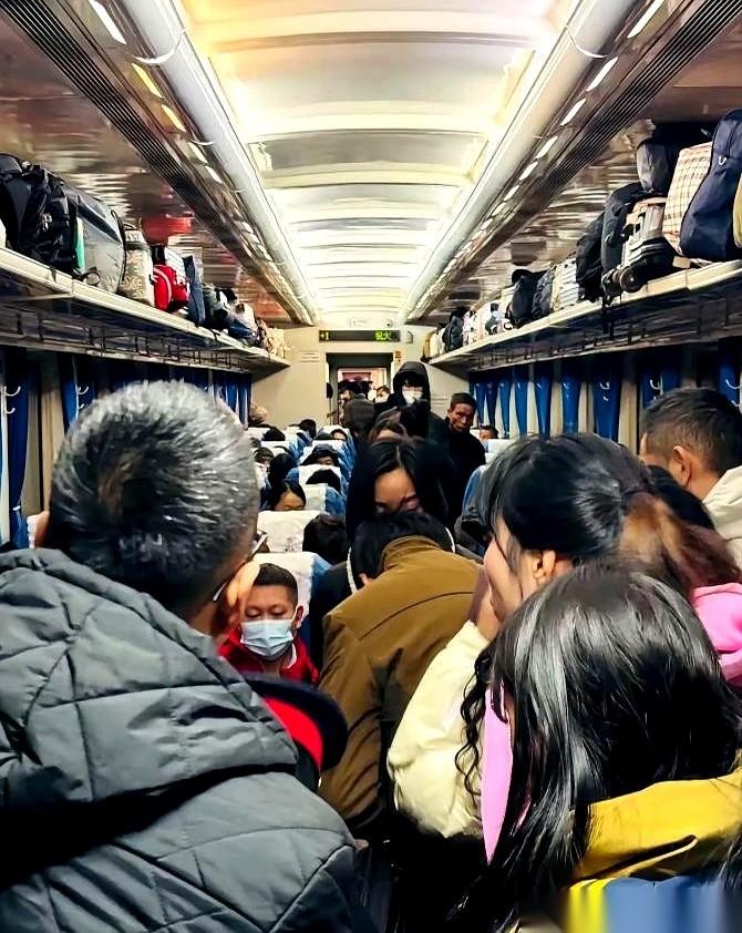 飞机懵了，高铁傻了，我估摸着连大巴司机都想不明白，怎么一夜之间，大家抢破头的竟然