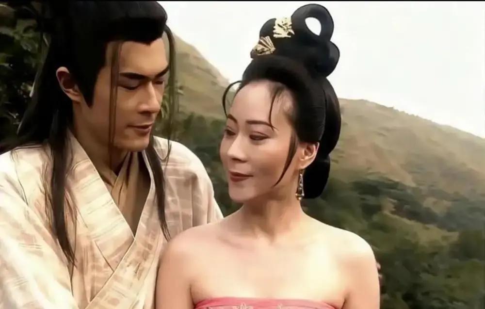 古天乐代表TVB艺人协会给魏秋桦送去9000块港币，致敬她41年前演的黄蓉。