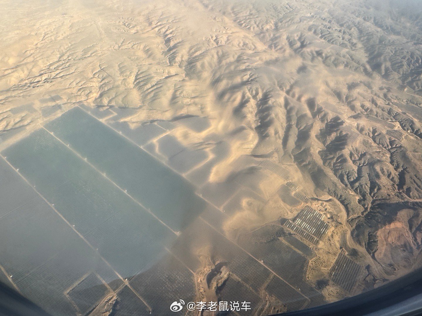 宁夏上空看到的光伏板，面积感觉比机场还大几十倍，太壮观了，有没有懂行的老哥这个东