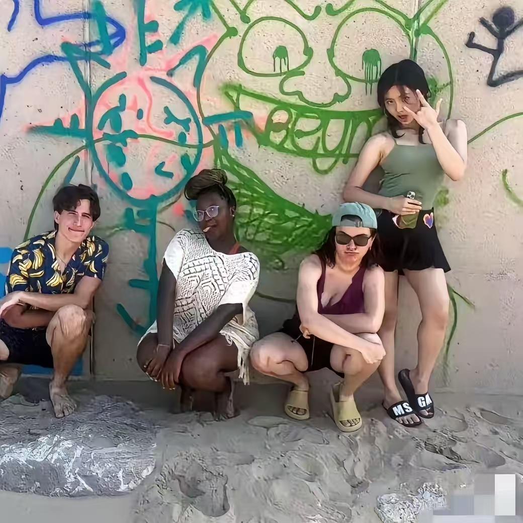 图一图二是黄磊女儿黄多多在国内时的样子，图三至图六是黄多多在美国时的样子。在国内