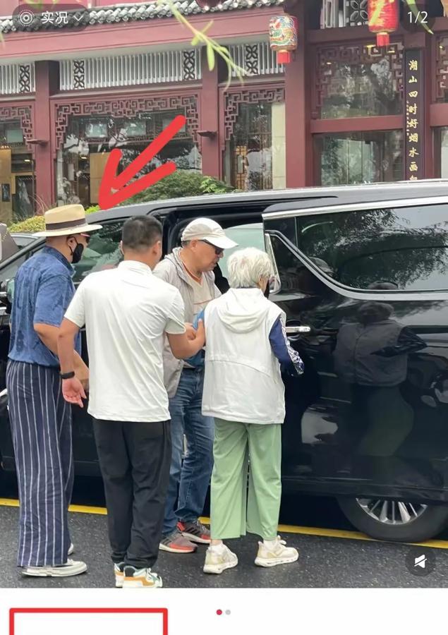 53岁徐峥带父母游玩，坐豪车穿麻衣玩老钱风，身材发福脸上有了老年斑，不得不让人感