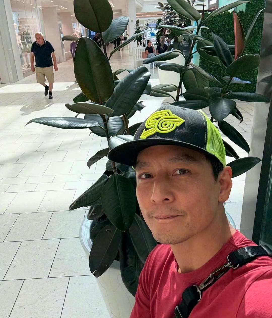 50岁吴彦祖素颜自拍照真显老，自称“老头”很有自知之明[捂脸哭][捂脸哭]吴彦祖男
