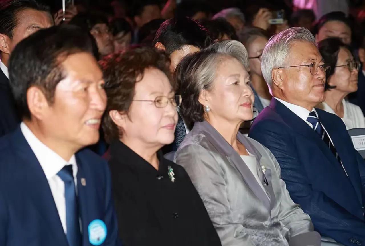 8月15日，在李在明的国民任命日上，所到的嘉宾中，最重要的嘉宾文在寅和卢武玄的妻