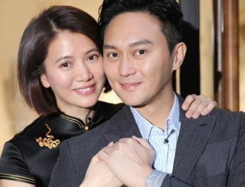袁咏仪当年想跟吴镇宇处对象，结果人家天天跟她聊护肤品，硬是把这段念想给聊没了。这事儿听着好笑，细想全