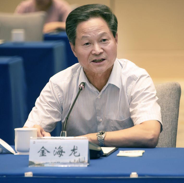 金海龙被查的消息一出来，好多人都在议论他到底贪了多少、敛了多少财。可翻来覆去想了