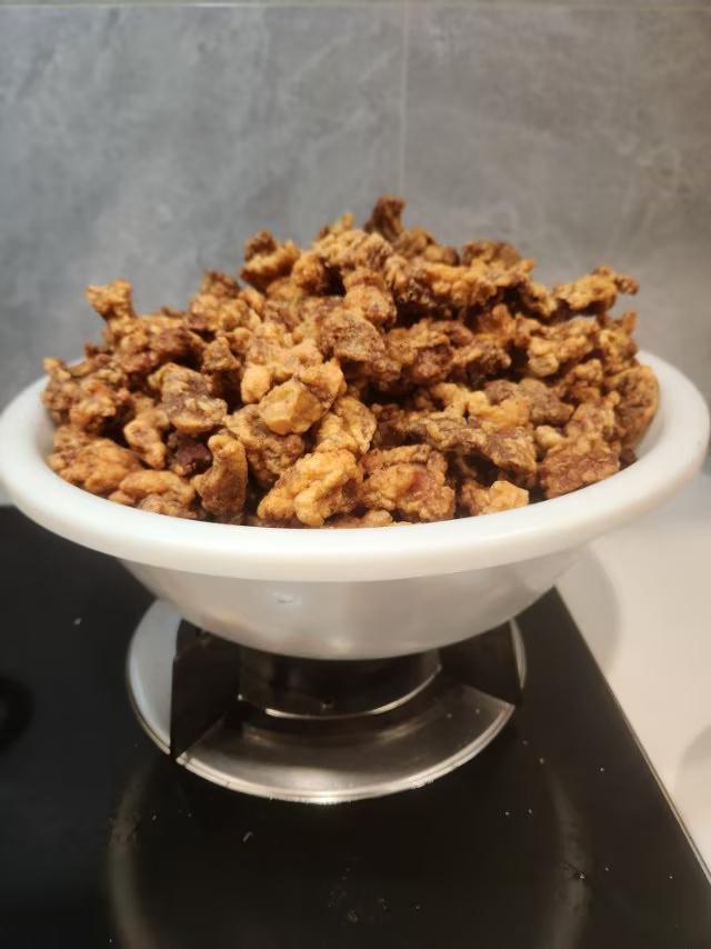 过年了怎样“过油炸菜”香又脆以前，每到过年要“过油”炸菜，这老传统如今仍有，