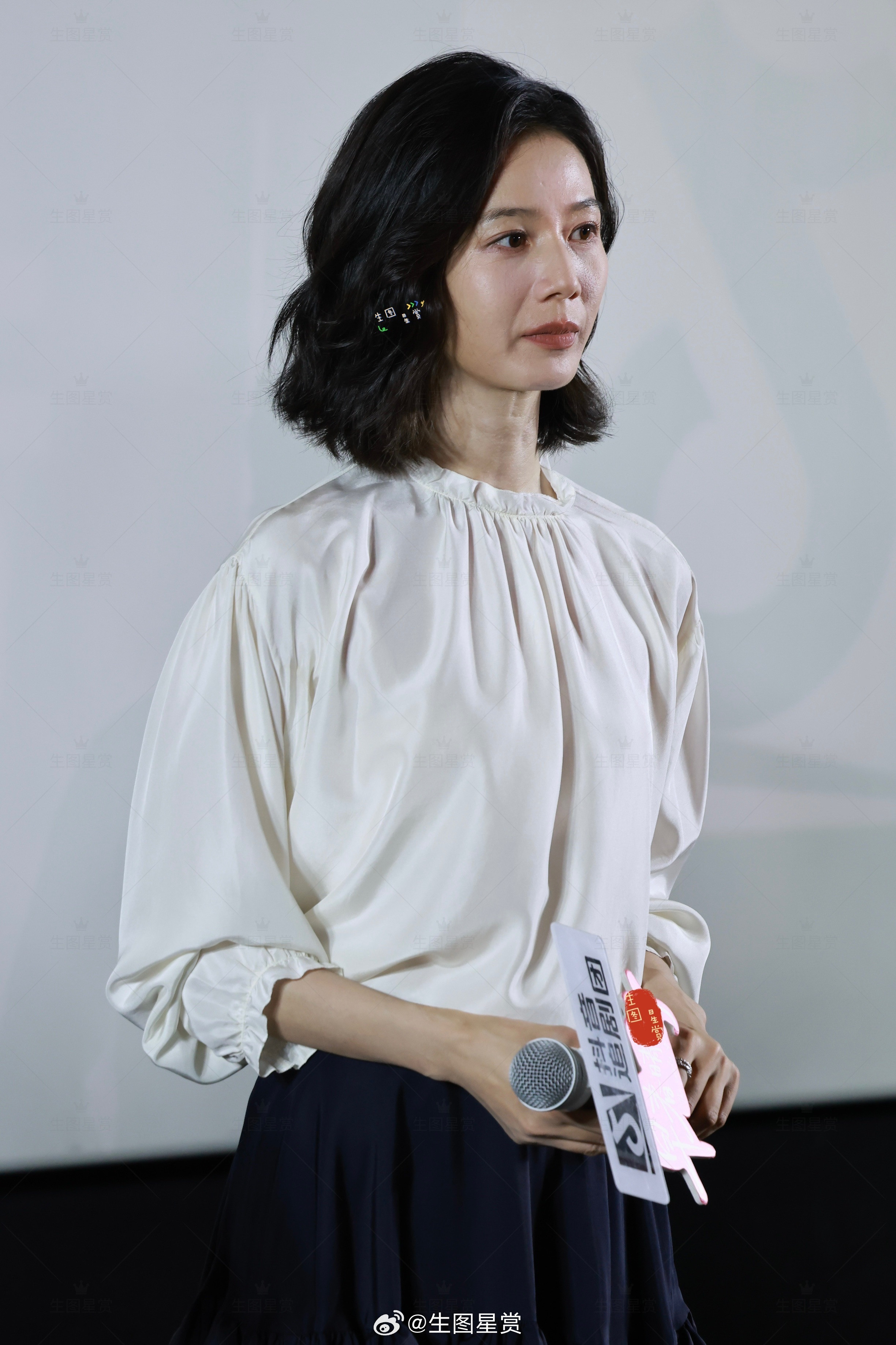 彭杨两套look，尽显优雅知性风早春晴朗两场追剧团生图直出​​​