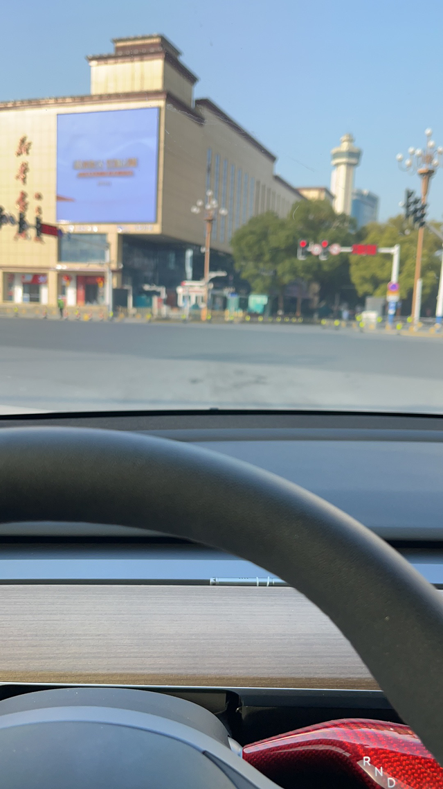 一年小Y用车感受首先，我认为ModelY的电动驱动系统非常出色，加速和操控都