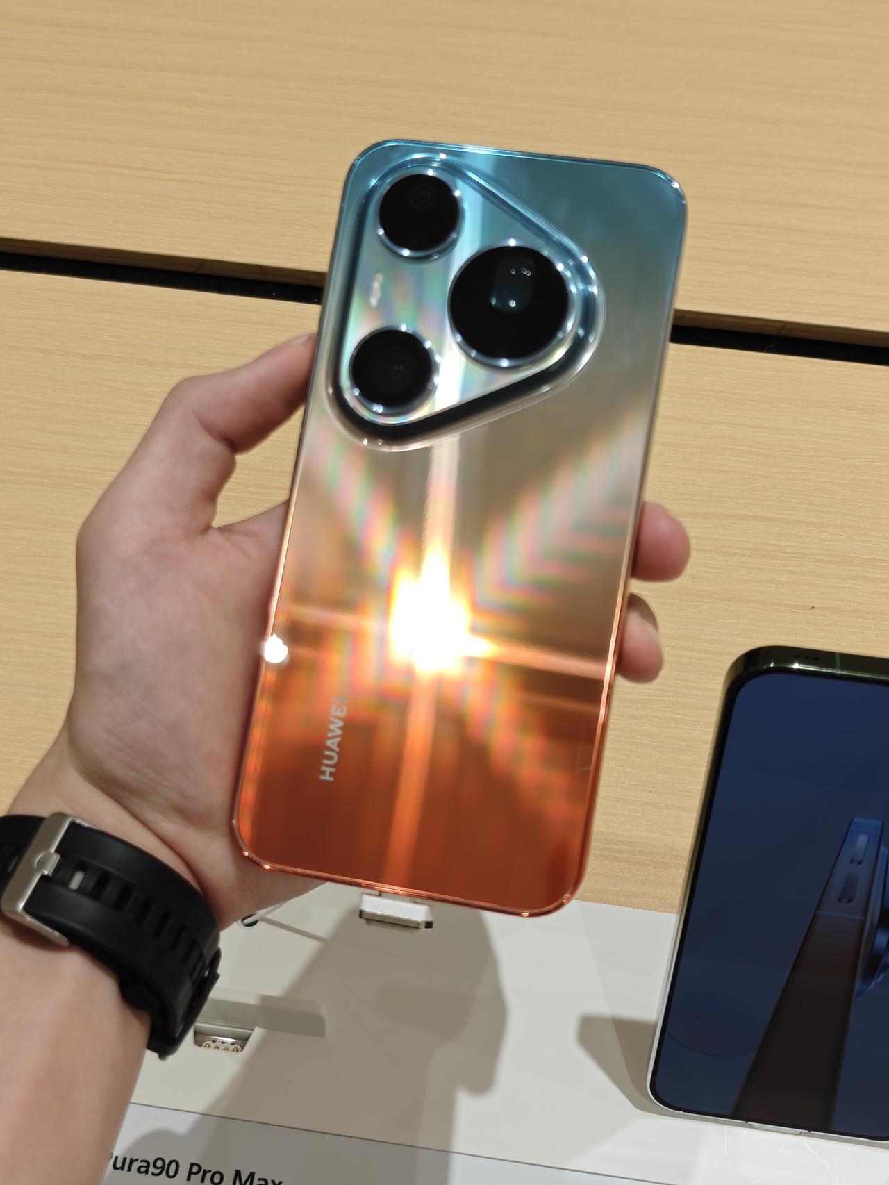 到底谁会买这么亮眼的橘子海？刚刚到线下门店看了华为Pura90ProMax，发