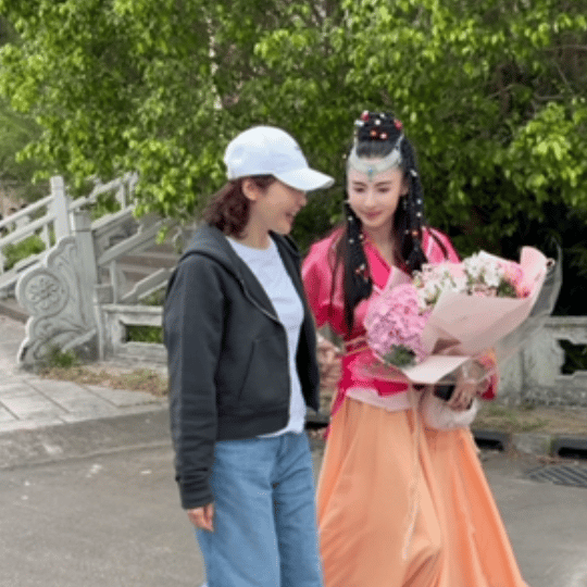 张柏芝的自卑,在黎姿面前瞬间消失得无影无踪。《一路繁花》张柏芝的不合群有目共睹