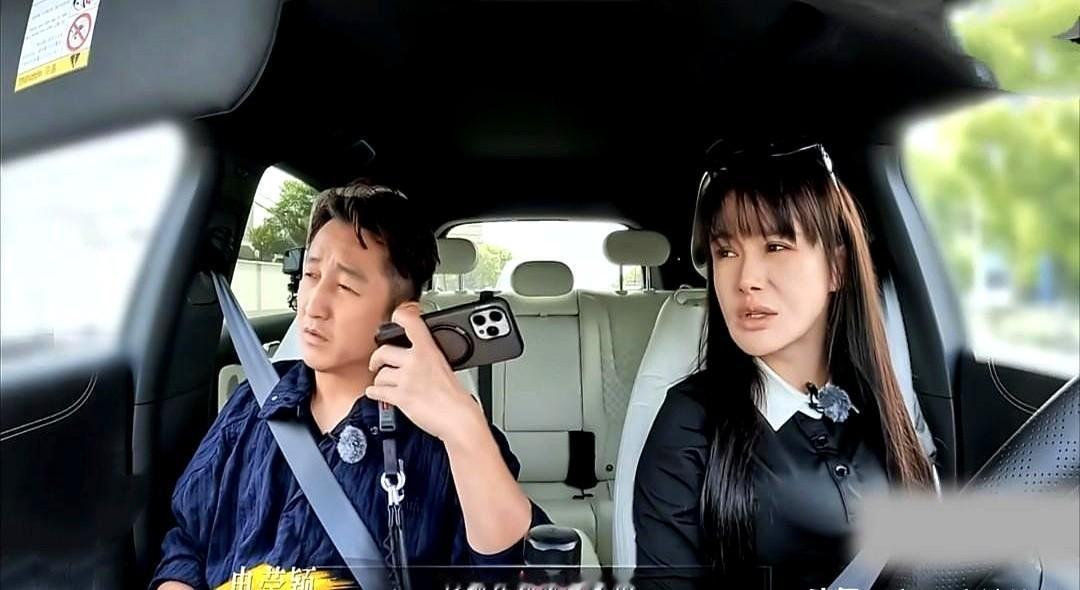 冉莹颖侧头看了一眼，满脸无奈。旁边邹市明还一脸茫然地拿着手机，银行催他还10