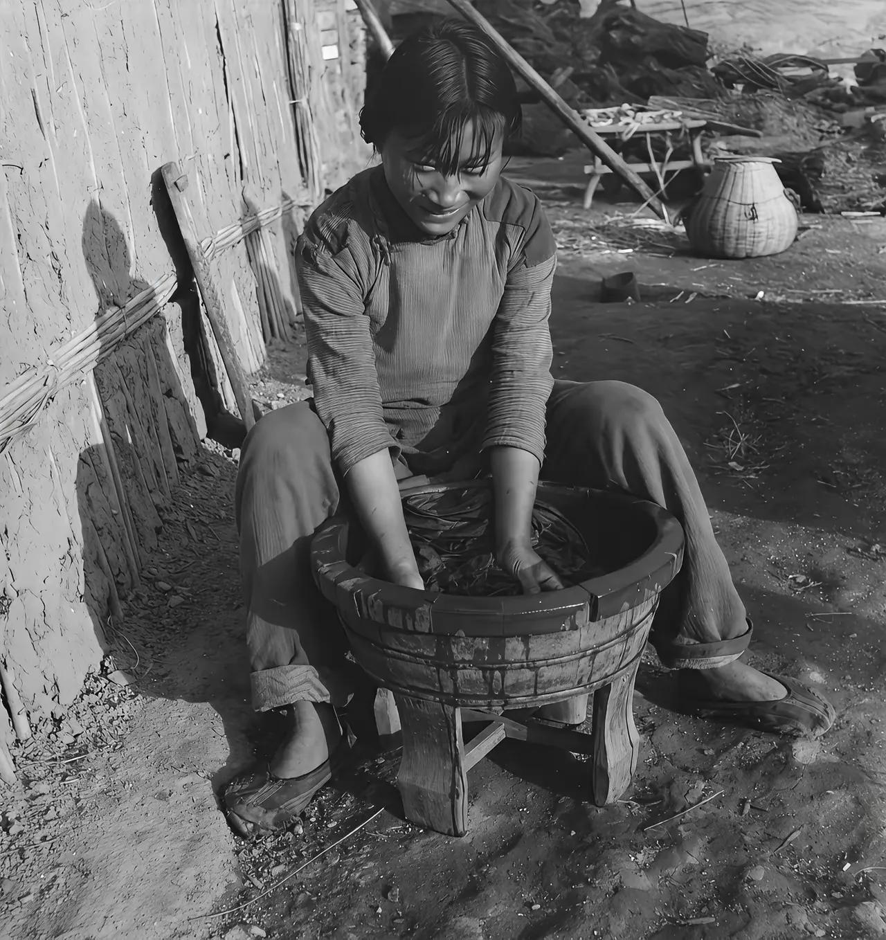 老照片回忆录：穷人家的媳妇在洗衣服，虽然穿的破烂，脸上有笑容，估计遇到了好事，保