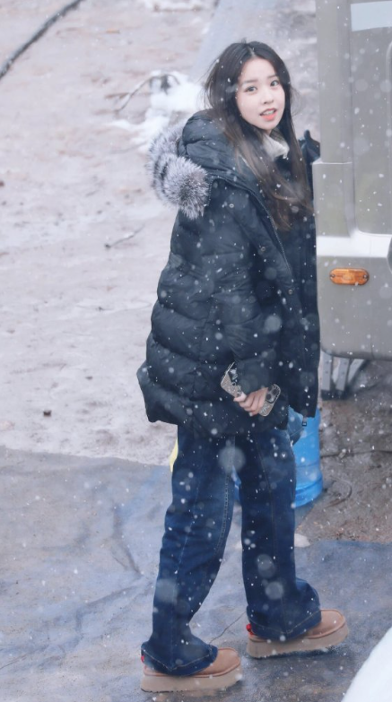 程潇妹妹程晨去剧组探班程潇，她怎么做到正脸不像程潇侧脸一模一样的很神奇​​