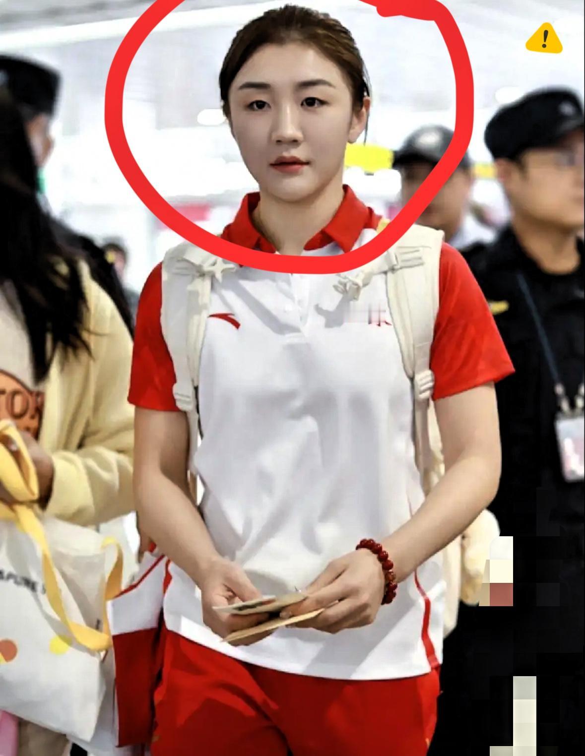 陈梦说：“我们男女队一起出去，都是男的买单，从不AA，但是有一次，我帮男队全买了