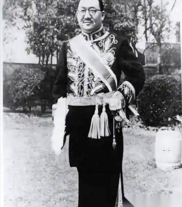 孔子第75代孙，孔祥熙，88岁，躺在纽约的病床上，两眼直勾勾地盯着3岁的混血孙子