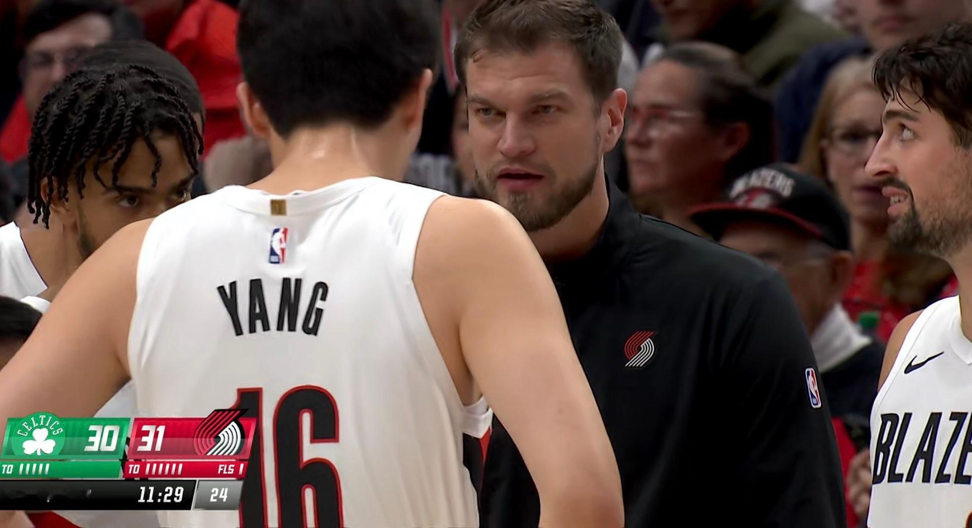 杨瀚森的掩护确实是需要抠一抠细节的，至今多次出现掩护进攻犯规的情况，他既没掩护住