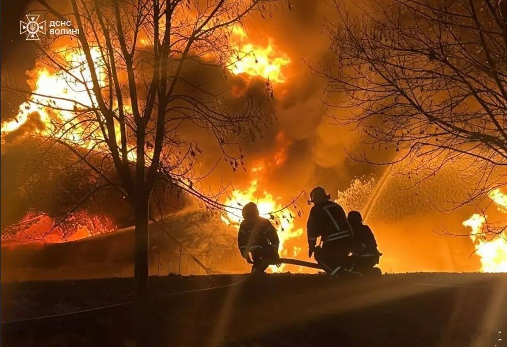 “炸！炸！炸！2026年第一炸！”当地时间2026年1月1日新年深夜，俄军轰炸了