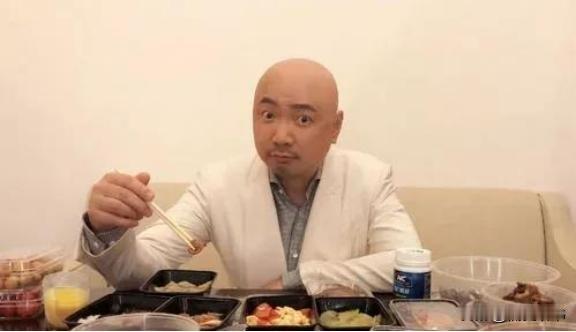 当年，徐峥豪掷200万，在上海徐汇开了家牛肉面馆，一碗面32元，刚开业时徐峥就告