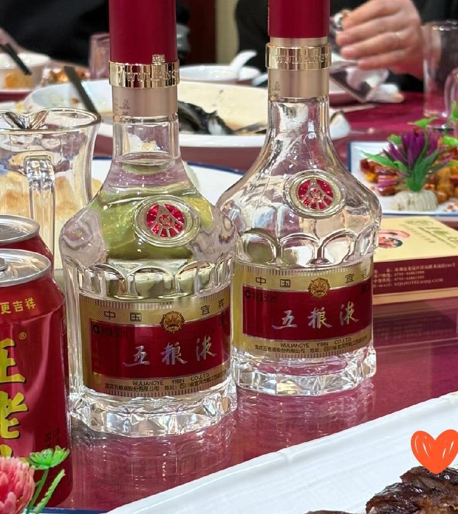 参加朋友儿子的喜宴，临走时瞥见桌上剩了半瓶五粮液，顺手就想打包带走，却被朋友一把