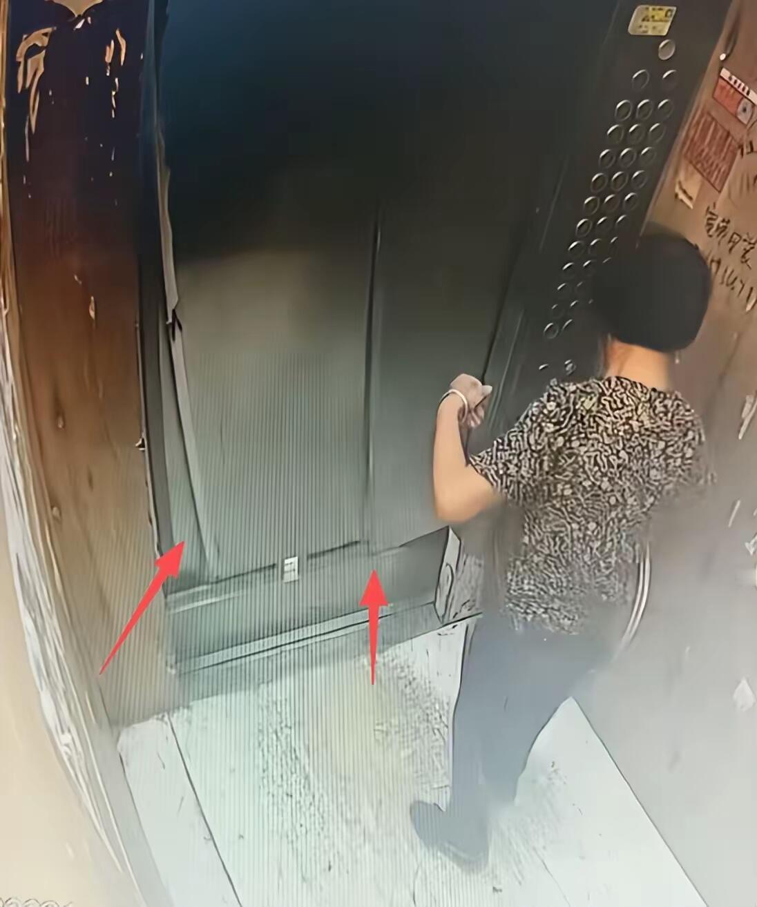 9月14号，浙江一个小区出了个电梯惊魂事儿，看得人后背冒冷汗。有个大妈为了占电梯