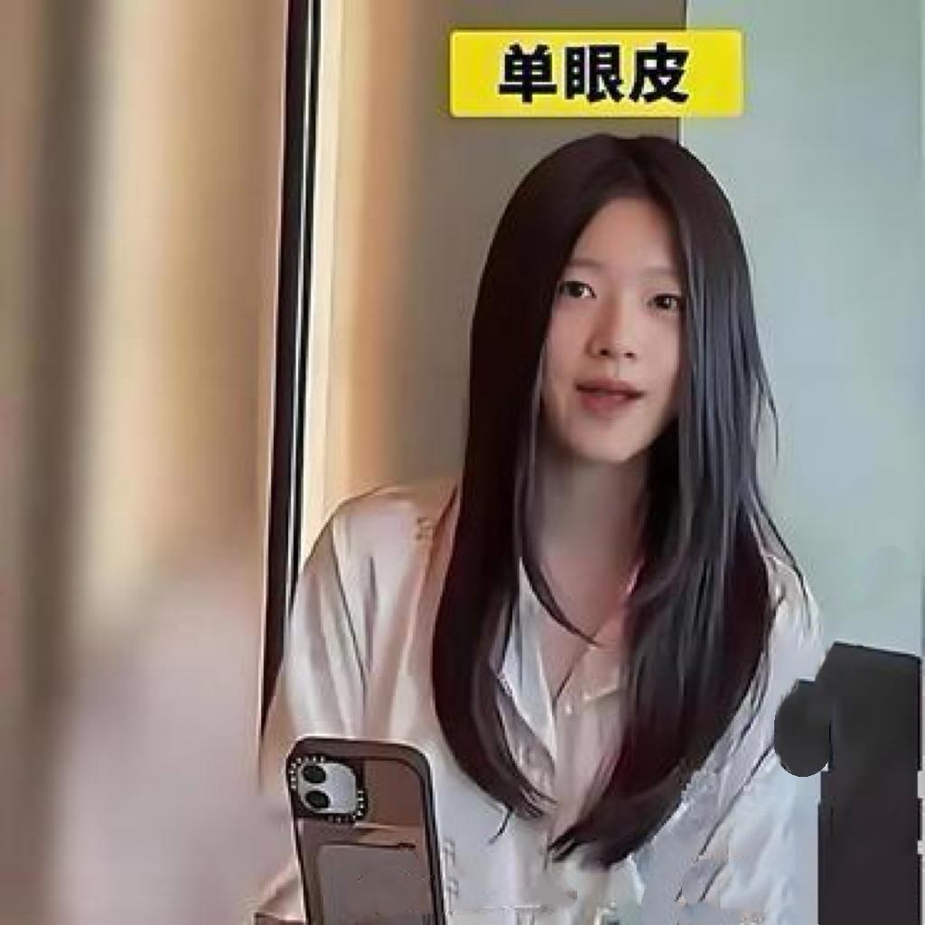 刷到小玥儿这组自拍，心尖瞬间就软了。 一组自拍最近引来不少关注，照片里的小玥