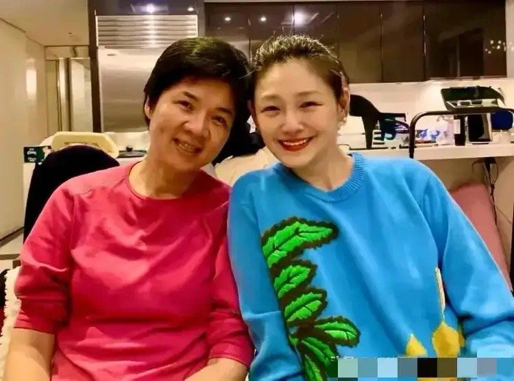 小S老公许雅钧的姐姐，发文追忆大S。5月10日，许雅钧的姐姐在自己的社交平台上发
