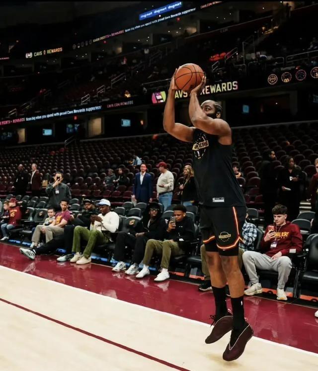 现在NBA除了骑士，其他球队教练又一个难题出现了：到底要不要包夹哈登？哈登来到