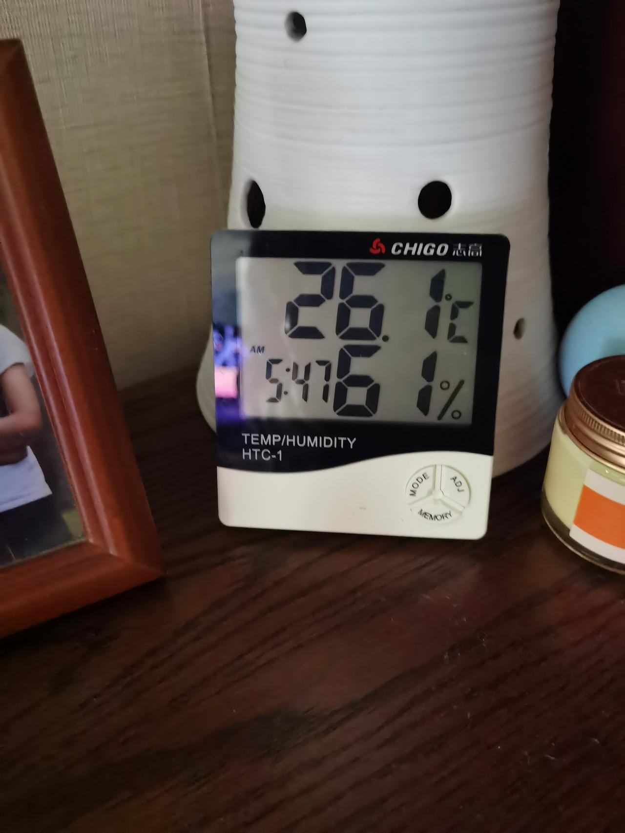 在网上花了38块买了两块遮阳布。我住的那个养老公寓，房子哪儿都好，就是朝西。两扇