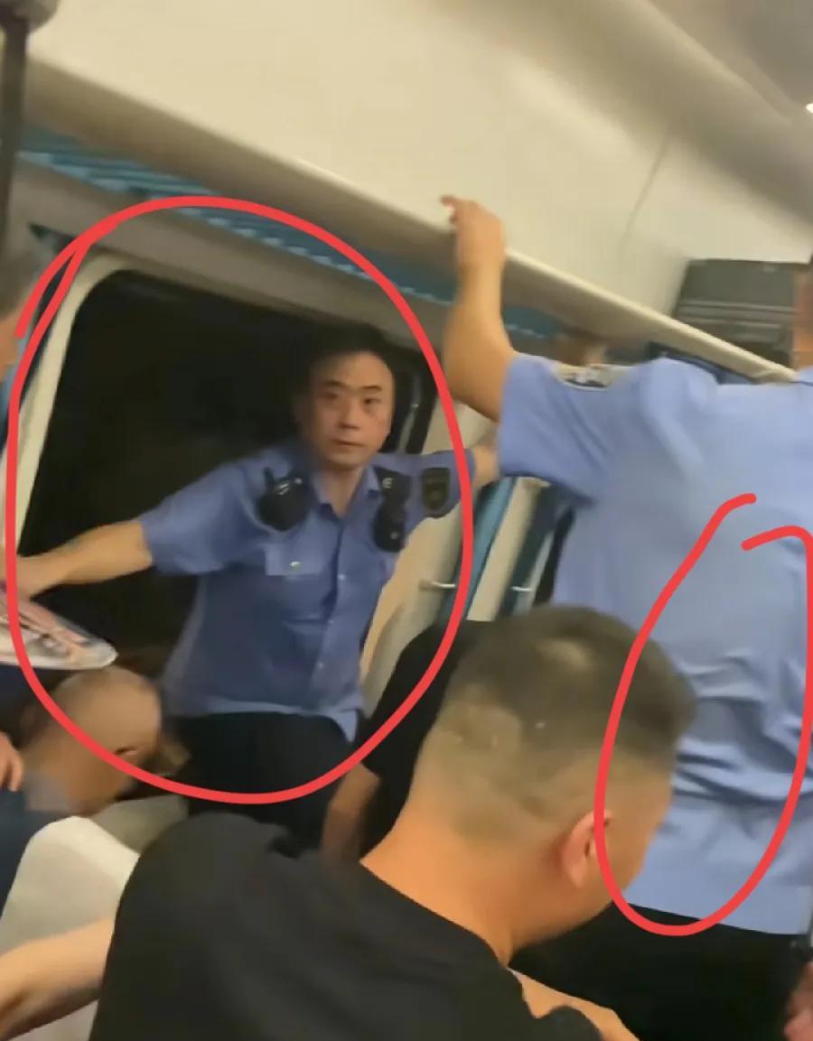 金华段火车脱轨停电，乘客太热怒砸车窗！这位砸窗小伙，冒着被行拘风险，也是为了大家