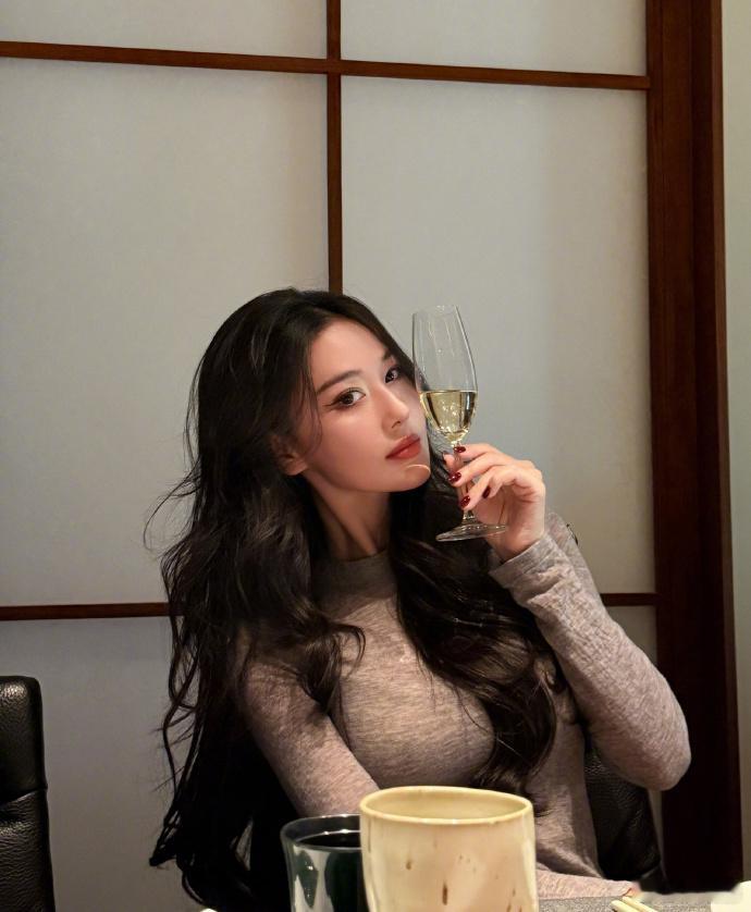 张馨予身材好辣，又美又飒呀，这个脸蛋和身材，咱们姐姐真的是一个都没有落下！简直就