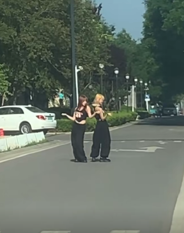 这在马路中间不太合适吧！
