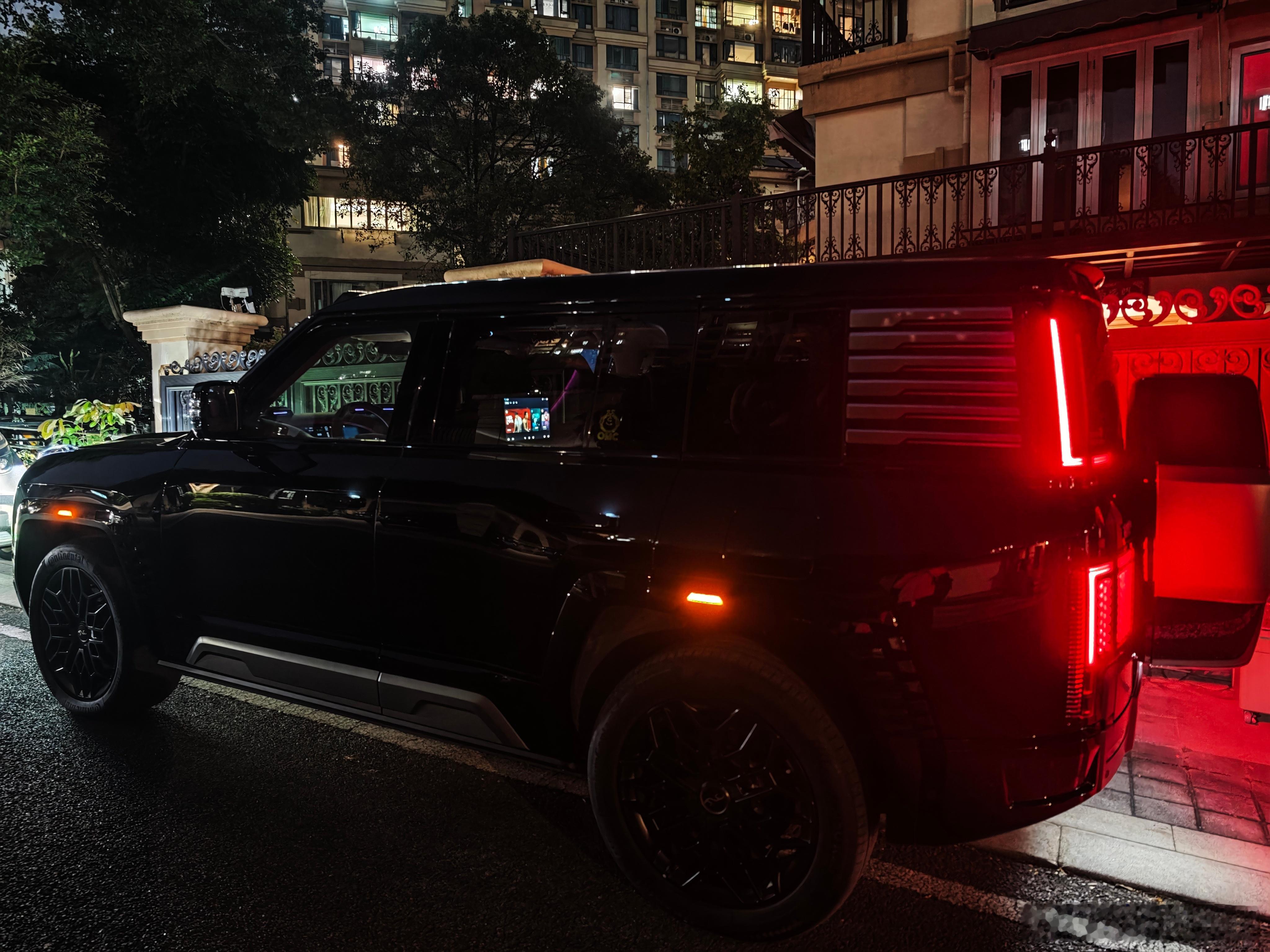 每次晚上停好大家车的仰望u8，我都喜欢从这个角度看它，亮起一圈的灯光，像一艘大