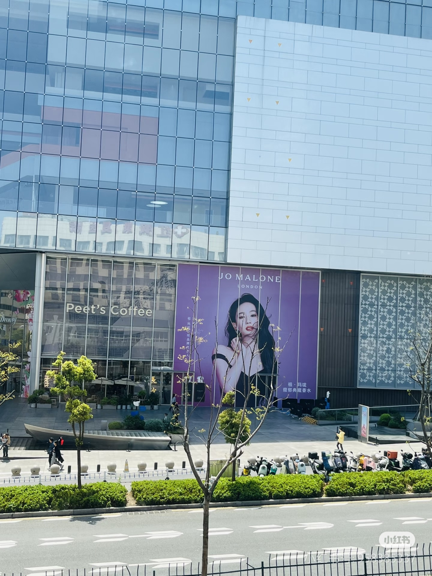 终于有产品图，还是很小，祖玛珑铺刘亦菲这张地广了，很好看