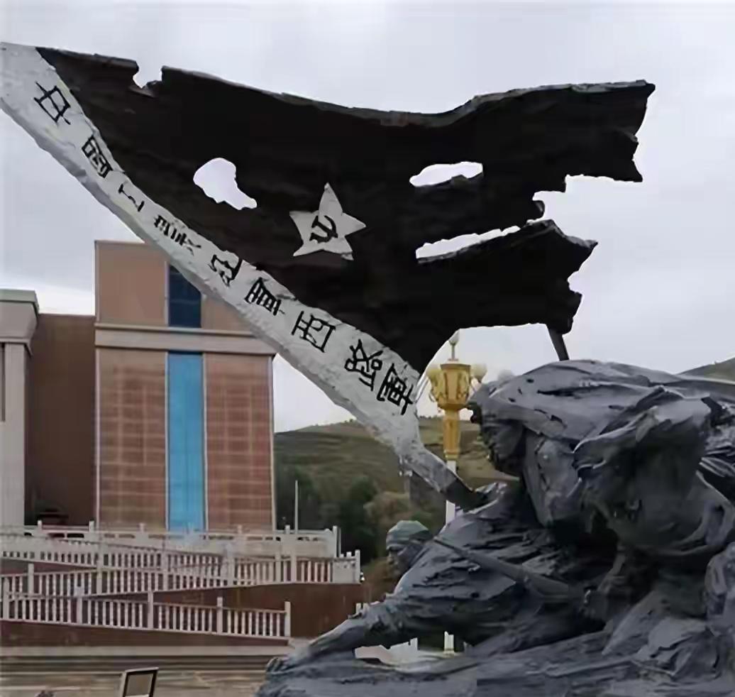 他亲手杀掉了四位红军军级将领，解放后完全可以被就地正法，为何最终却获得保护还顺利