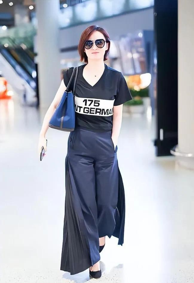 蒋勤勤剪短发后美出新高度！T恤+阔腿裤，时髦减龄，状态绝了！蒋勤勤明星穿搭